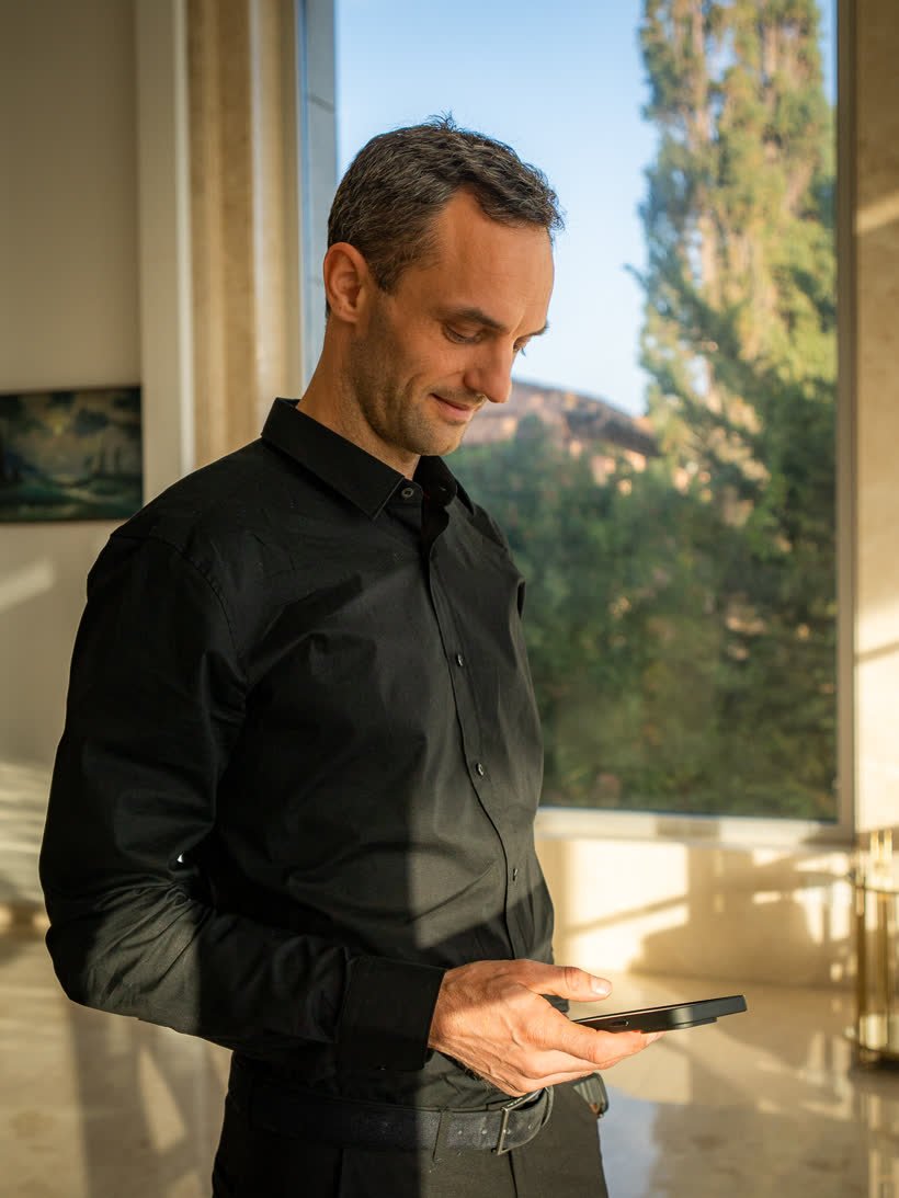 Philipp Kozalla prüft die Marktlage auf dem Smartphone